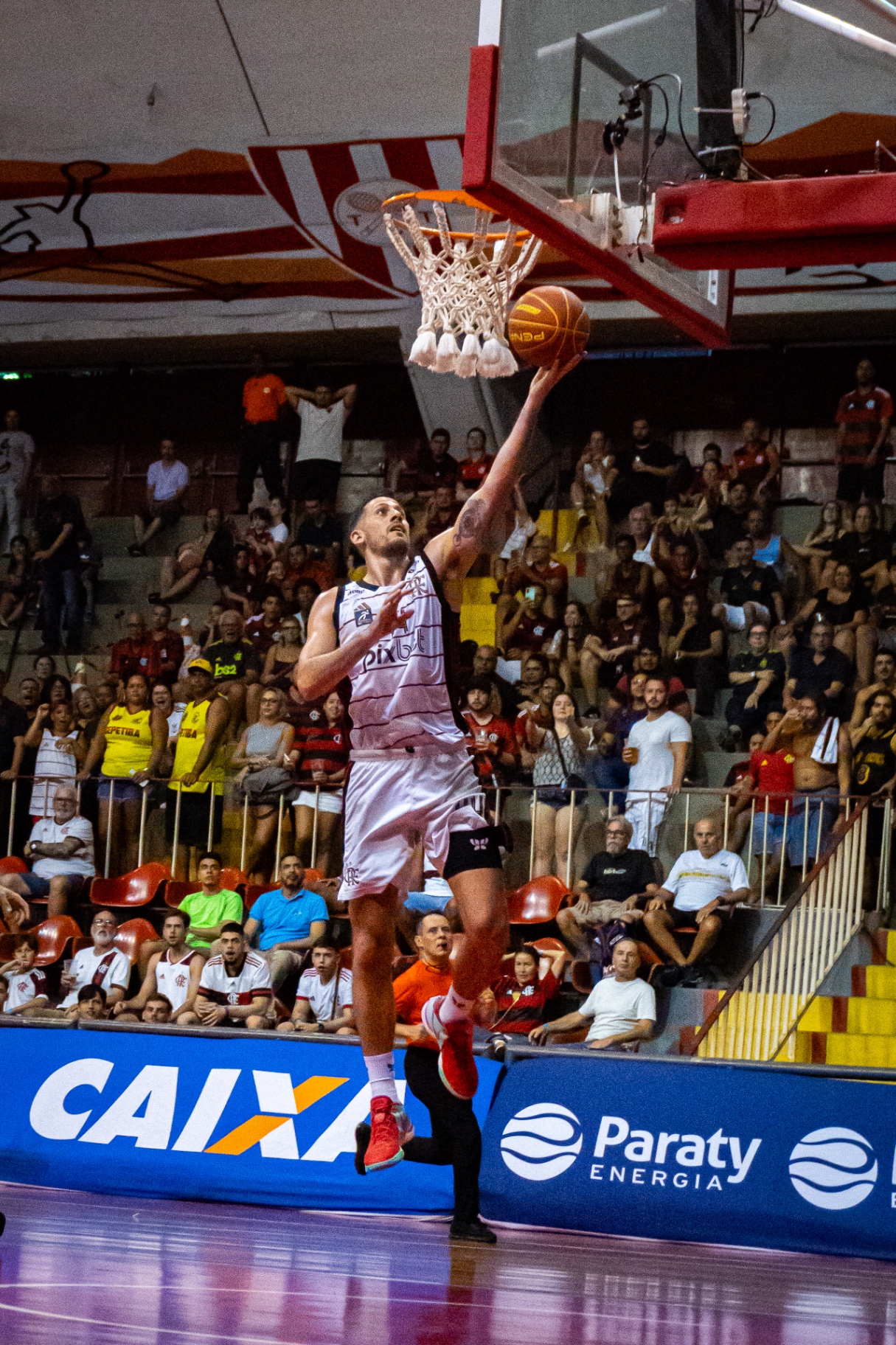 Jogador de basquete em bandeja