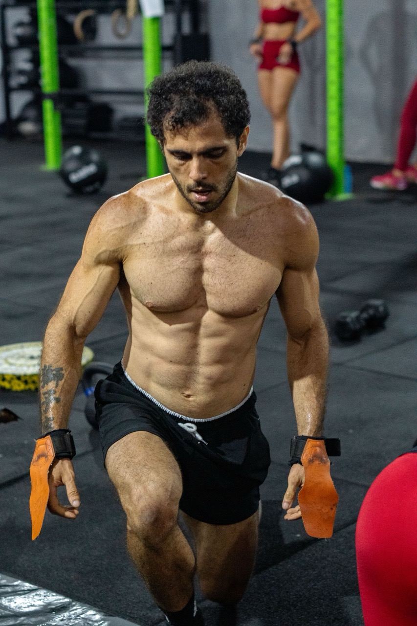 Atleta de crossfit em treino