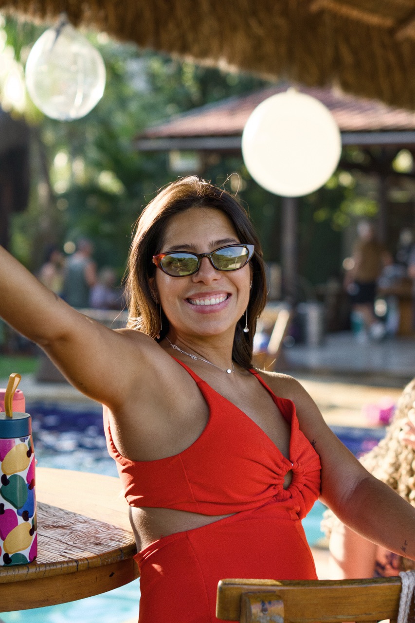 Mulher sorrindo em festa na piscina