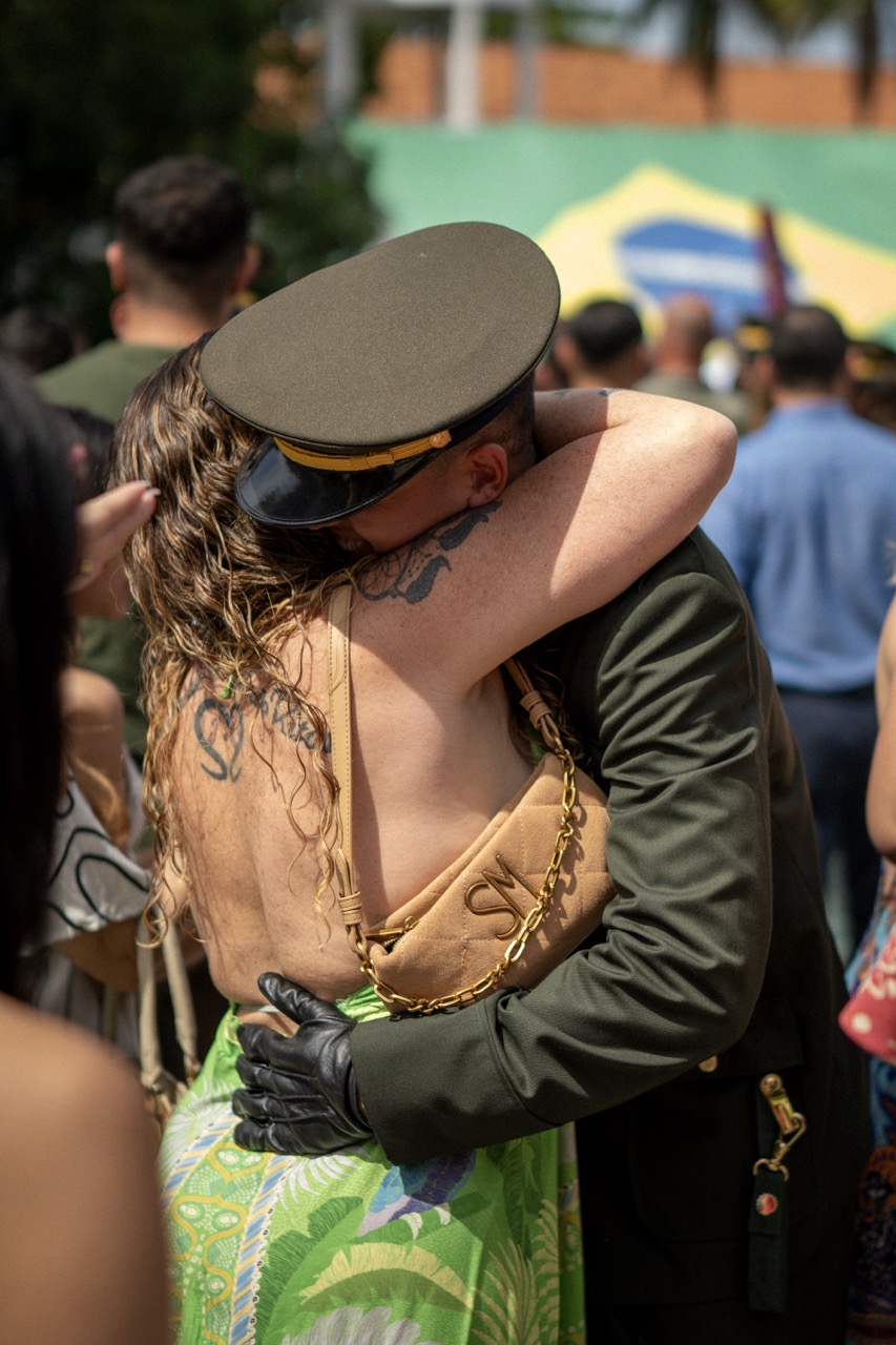 Abraço em formatura militar