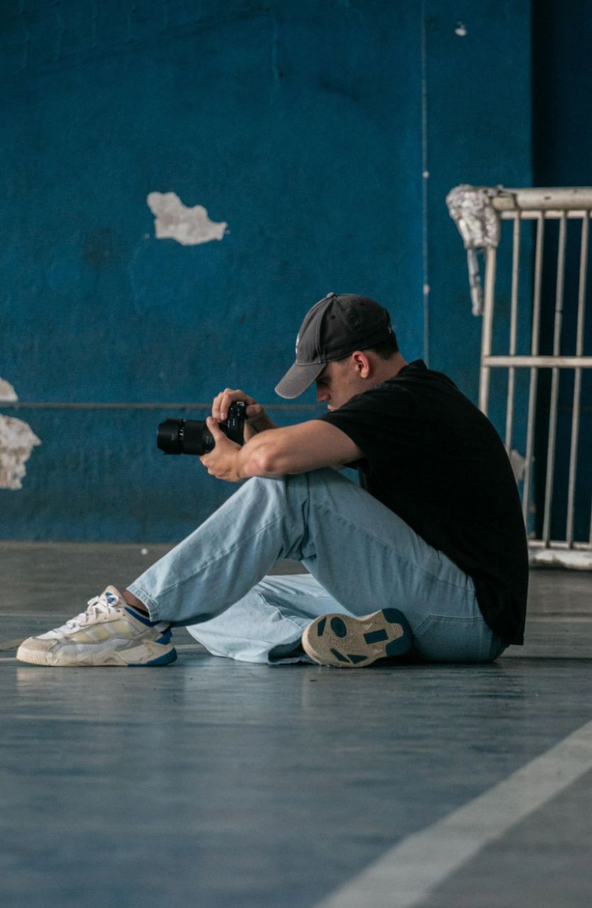 João Ruas fotografando sentado no chão