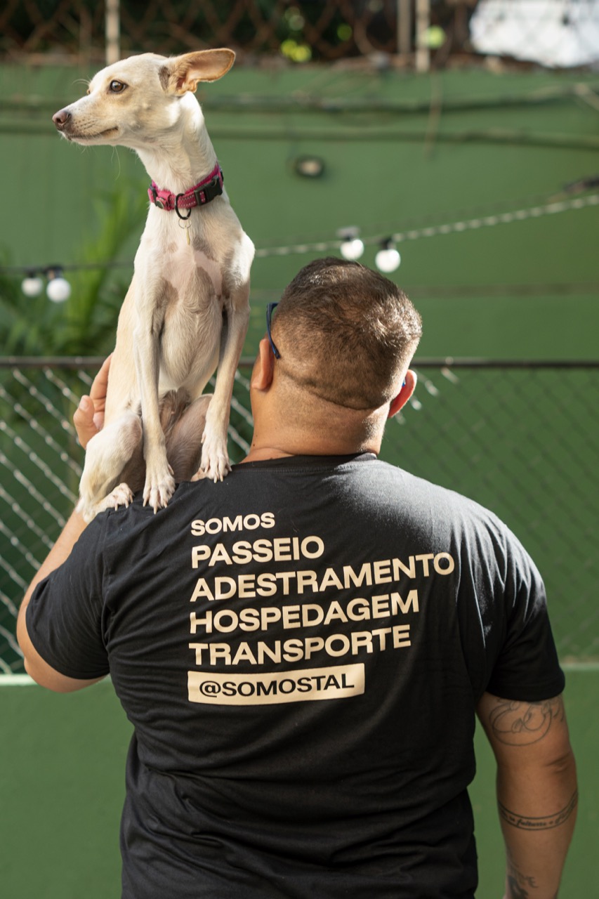 Cachorro nos ombros em evento Tal